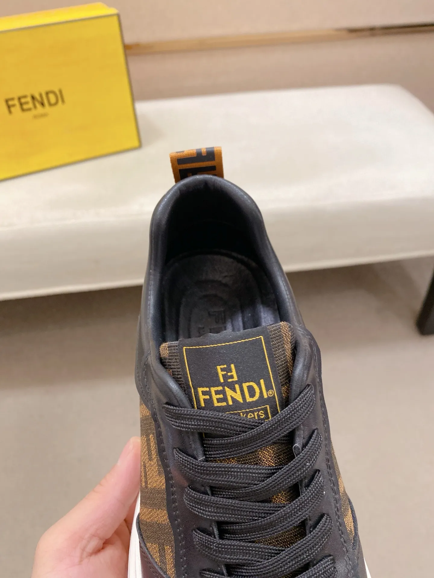 Factory price 400💰 (fendi) New style 👊🏻 upper 🇮🇹 imported cowhide fabric 🇩🇪 lining imported sheepskin lining. The original outsole is molded to highlight the identity of every man, and the upper foot is elegant and stable🚶🏻🚶🏻The high-end custom counters reproduce the original version📯No matter the wind or rain, the shoe last remains unchanged and can withstand the verification of time🔍️,🔵 Size: 38-44